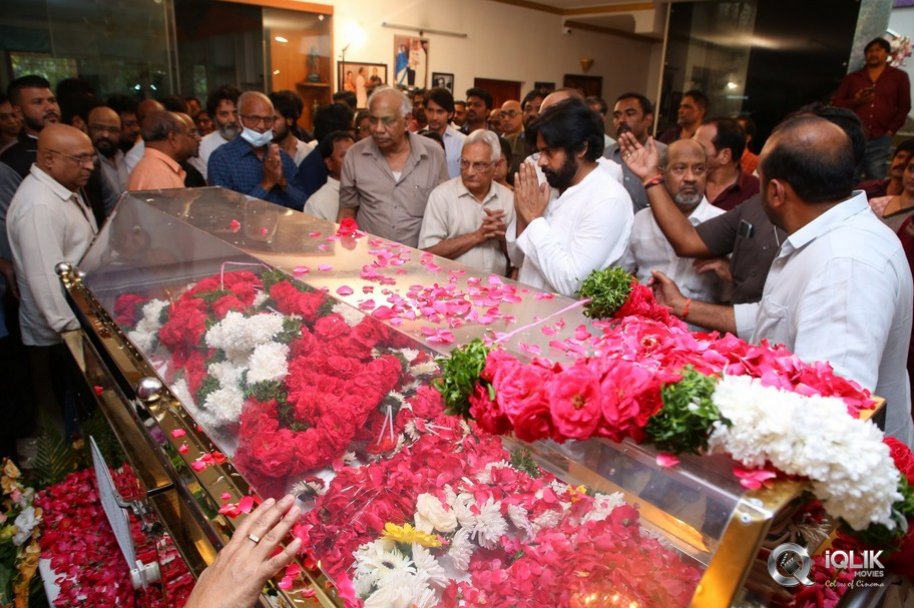 Celebrities-pay-homage-to-superstar-Krishna